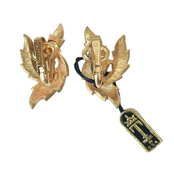 1960s NWT Crown Trifari Gold Plated Curled Curved Leaf Figural Clip Earrings - Picture 2 of 3